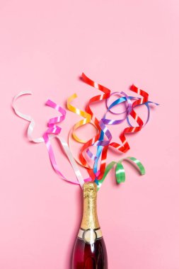 şişe renkli parti flamalar ile
