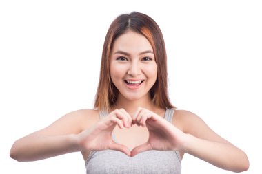 Asyalı kadın kalp şekli elleriyle işaret