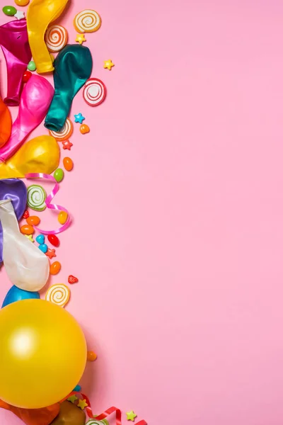 Caramelos con artículos de fiesta coloridos —  Fotos de Stock