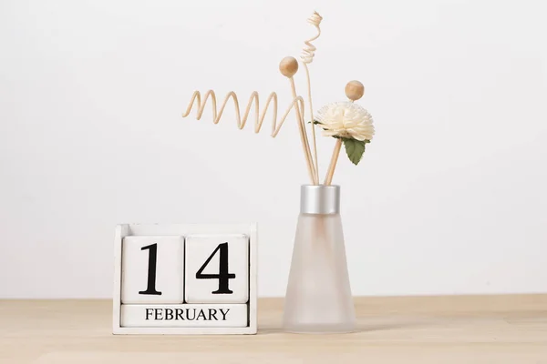 14 februarie Calendar Cub de lemn. Valentine's Day — Fotografie, imagine de stoc
