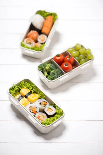 Caja de Bento con diferentes alimentos — Foto de Stock