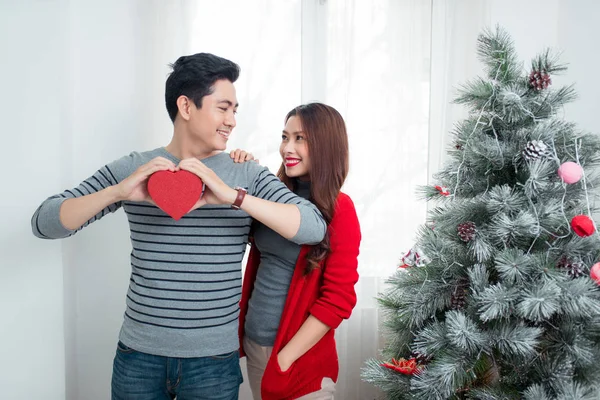 Weihnachten asiatisches Paar — Stockfoto