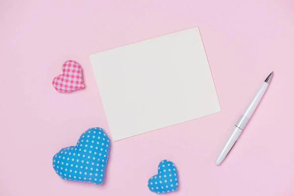 Gift card voor Valentijnsdag met pen en hart op kleur backgr — Stockfoto