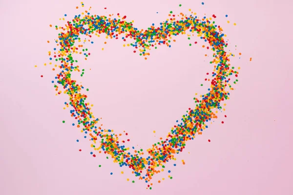 День святого Валентина фон. Форма сердца с конфетками на розовом . — стоковое фото
