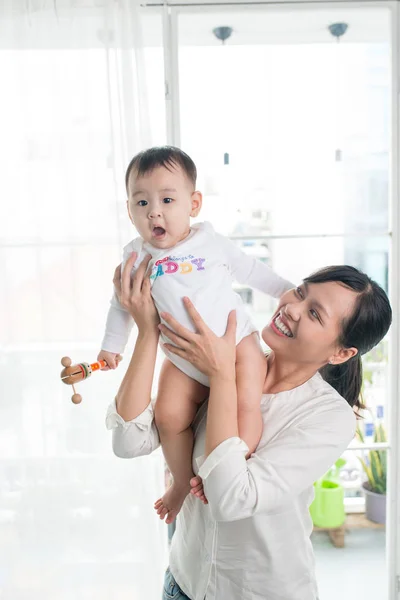 Asiático madre y bebé tener divertido en casa —  Fotos de Stock