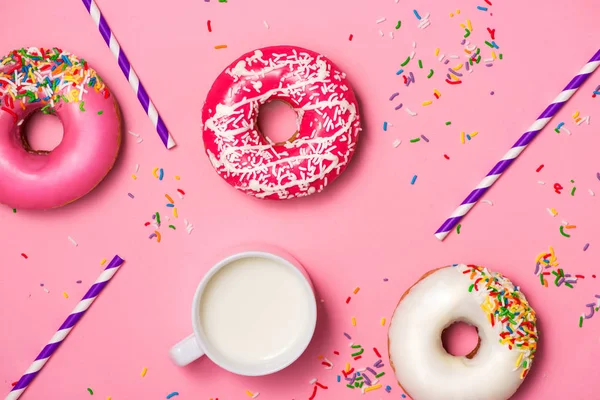 Donuts con glaseado y leche — Foto de Stock