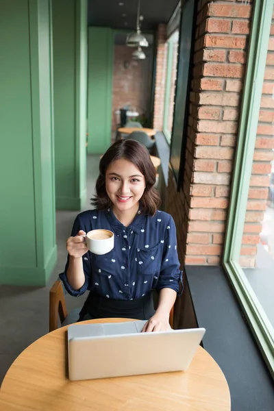 Cute asian young businesswoman in the cafe — Stock Photo, Image