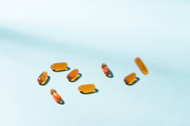 Jel kapsül. Vitamin A, E, balık yağı, çuha çiçeği yağı, pirinç ahır petrol ve diğer yağlı ilaçlar.