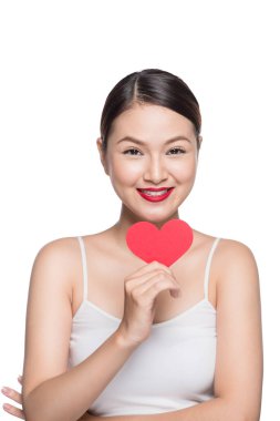 Kırmızı kalp sevimli çekici genç kadın. Sevgililer günü sanat portre. Mükemmel makyaj