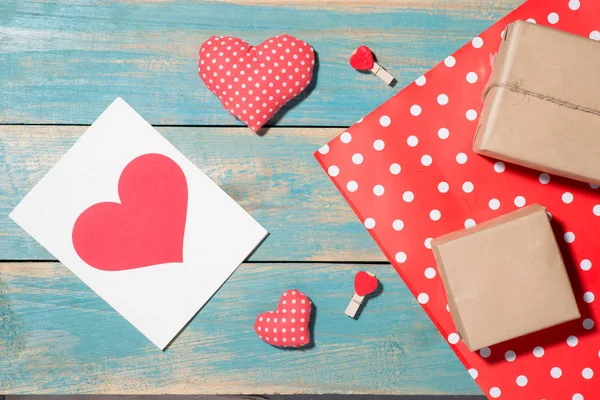 Aftelkalender voor Valentijnsdag-wenskaart op houten achtergrond. Bovenaanzicht met kopie ruimte — Stockfoto