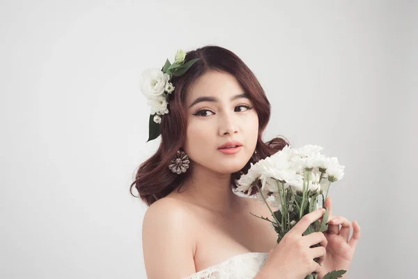 Hermosa mujer asiática novia sobre fondo gris. Retratos de primer plano con un maquillaje profesional —  Fotos de Stock