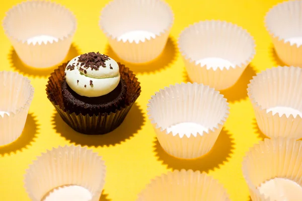 Cupcake di compleanno contro un giallo — Foto Stock