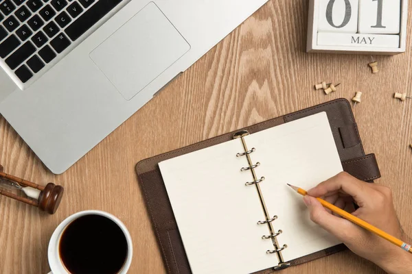 Concepto de planificación empresarial y concepto de resoluciones de año nuevo. Vista superior de la escritura a mano en un cuaderno en blanco con café caliente . —  Fotos de Stock