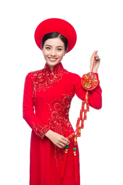 Egy gyönyörű ázsiai nő a hagyományos fesztivál portréja jelmez Ao Dai gazdaság piros zseb - szerencsés pénzt. Tet holiday. Hold-újév. — Stock Fotó