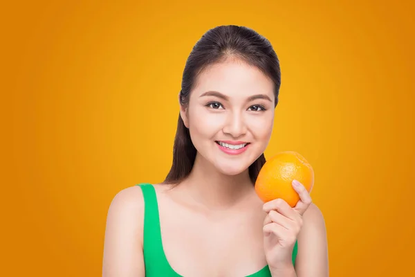 Krásné asijské portrét mladé ženy s pomeranči. Pojem zdravé potraviny. Péče o pleť a krásu. Vitamíny a minerály. — Stock fotografie