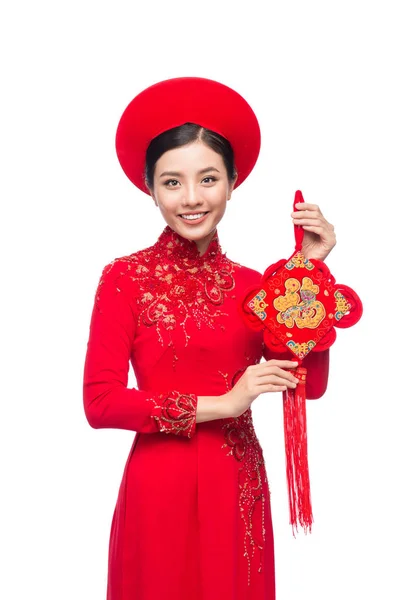 Retrato de una hermosa mujer asiática en traje de festival tradicional Ao Dai. Un día festivo. Año Nuevo Lunar . —  Fotos de Stock