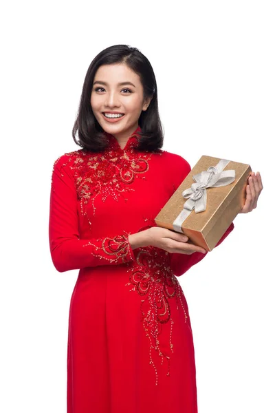 Jeune femme vietnamienne dans la robe Ao Dai tenant boîte cadeau . — Photo