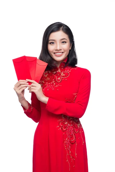 Retrato de uma bela mulher asiática no traje tradicional festival Ao Dai segurando bolso vermelho - dinheiro da sorte. Férias fixes. Ano Novo Lunar . — Fotografia de Stock