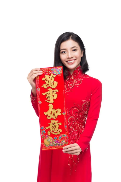 Egy gyönyörű ázsiai nő a hagyományos fesztivál portréja Ao Dai mutatja az új év tekercsek Tet holiday ruha. Hold-újév. Szöveg jelent boldogságot és Getting Rich. — Stock Fotó