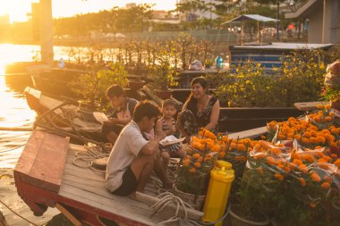 Ho Chi Minh City, Vietnam - 24 Ocak 2017: yüzen Pazar Ben Binh Dong çiçek