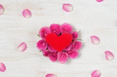 Sevgililer günü tebrik kartı ahşap arka plan üzerinde gül çiçek ile. Kopya alanı ile Üstten Görünüm