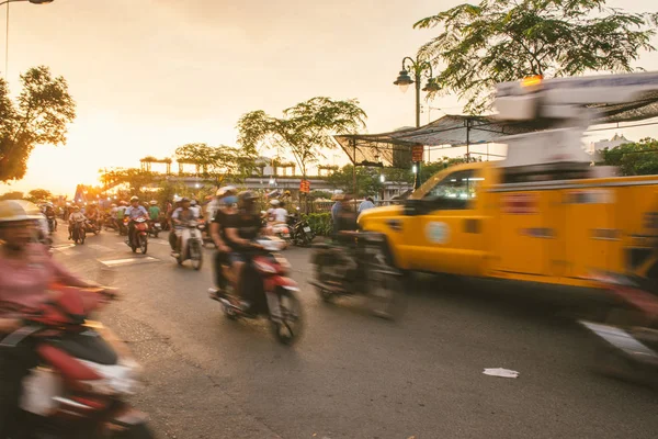 HO CHI MINH CITY, VIETNAM - 24 gennaio 2017: Ben Binh Dong mercato dei fiori galleggianti — Foto Stock