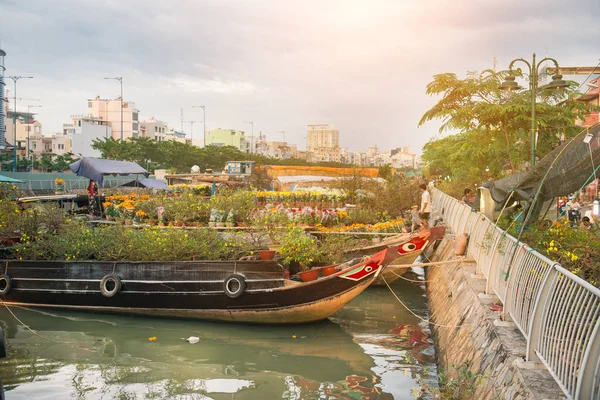 Хошимін, В'єтнам - 24 січня 2017: Бен Binh Dong квітку плавучий ринок — стокове фото