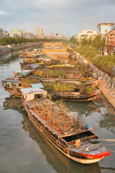 Ho chi minh city, vietnam - 24. Jan 2017: ben binh dong flower floating market — Stockfoto