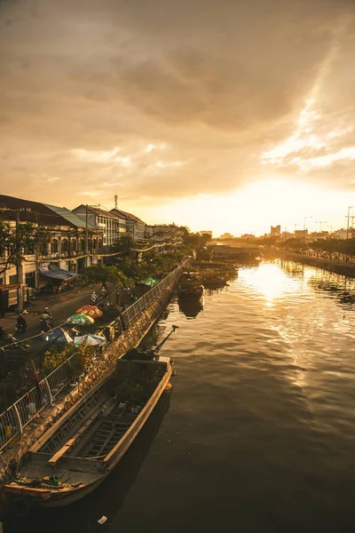 HO CHI MINH CITY, VIETNAM - 24 gennaio 2017: Ben Binh Dong mercato dei fiori galleggianti — Foto Stock