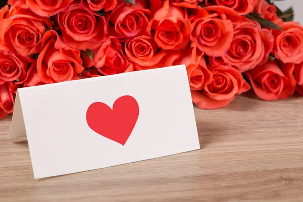 빨간 장미와 종이 카드의 꽃다발 — 스톡 사진