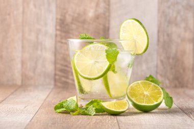 Sıcak yaz günlerinde içmeye. Taze limon ve limon limonata. Seçin