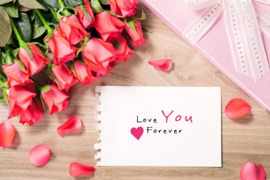 Sevgililer günü arka plan ile kırmızı gül buketi