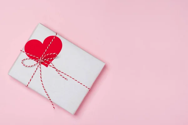 Valentinstag Komposition: Geschenkbox mit Schleife und Herzen auf Rot — Stockfoto