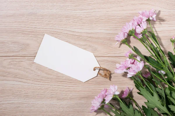 Papel branco em branco com flores coloridas — Fotografia de Stock