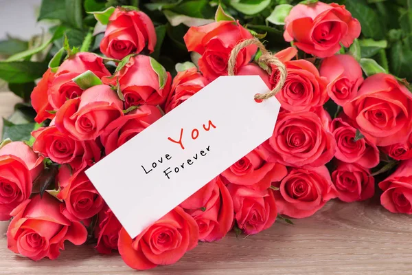 빨간 장미의 부케와 발렌타인 데이 배경 — 스톡 사진