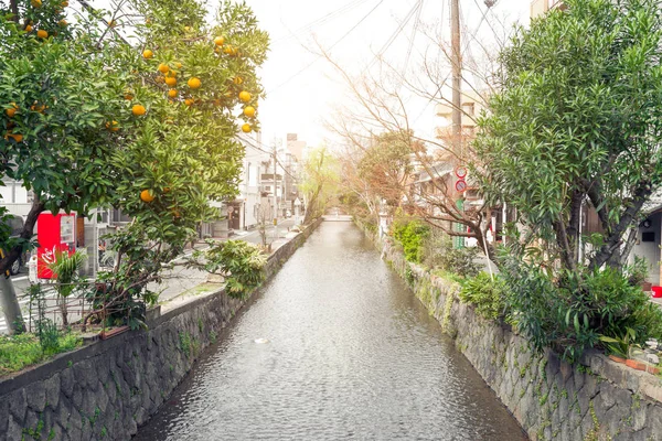 Canal de paisajes urbanos al atardecer en Kyoto, Japón . — Foto de Stock