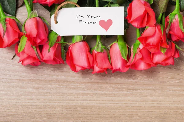 빨간 장미의 부케와 발렌타인 데이 배경 — 스톡 사진