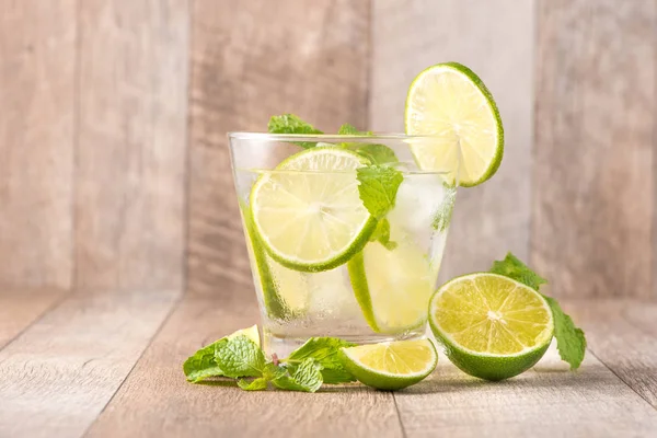 Minum untuk hari-hari musim panas. Limun segar dan limun lemon. Pilih — Stok Foto