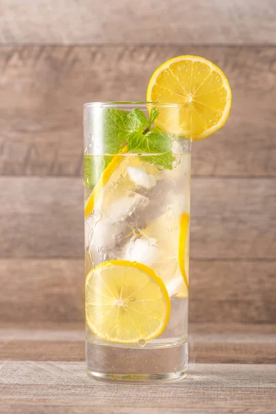 Drink for hot summer days. Fresh lime and lemon lemonade with mi — Stock Photo, Image