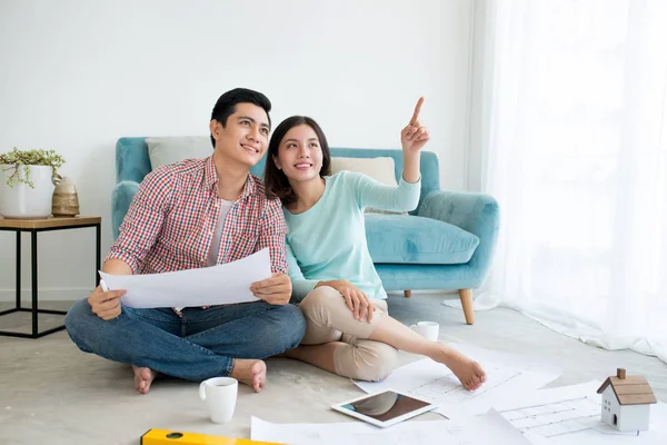 Aantrekkelijke jonge Aziatische volwassen paar nieuwe huisontwerp planning. — Stockfoto