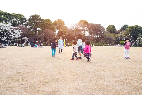 东京，日本-4 月 1 日︰ 访客在期间樱花公园 — 图库照片