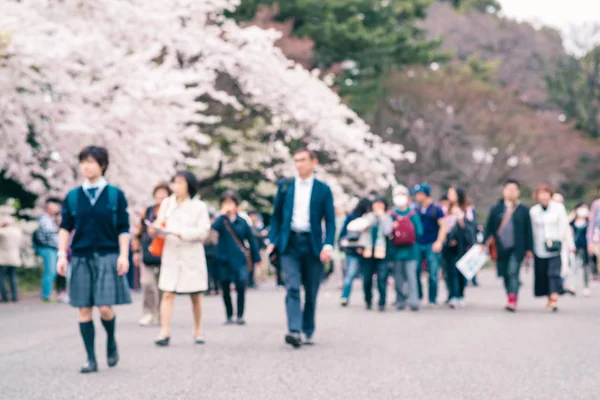 TOKIO, JAPÓN - 1º DE ABRIL: Visitante en el parque durante la floración del cerezo — Foto de Stock