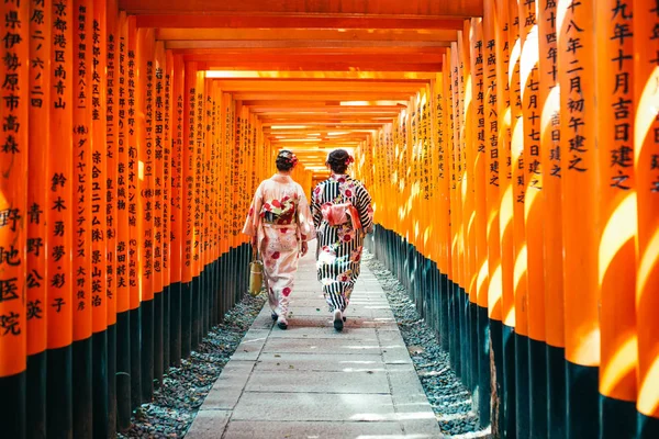 Mujer en vestidos de kimono — Foto de Stock