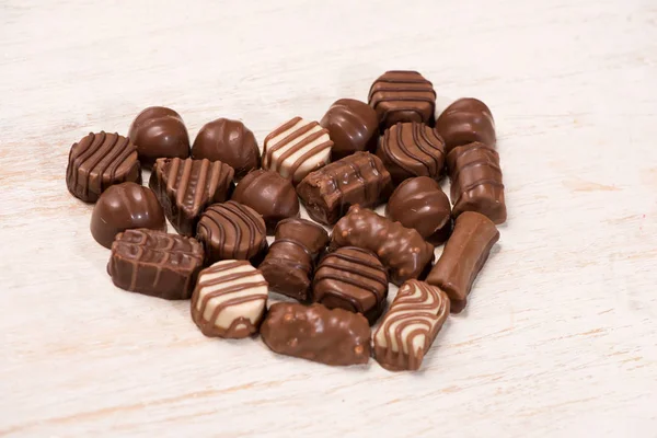 Сердце из шоколадных трюфелей — стоковое фото