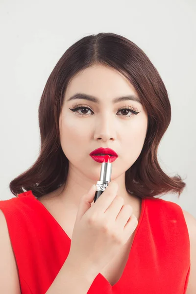 Wanita menggunakan lipstik merah — Stok Foto