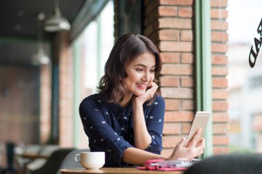Kadın selfie çekiyor. 