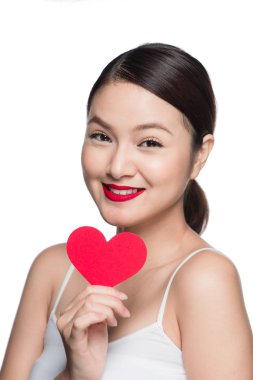 Kırmızı kalp çekici genç kadın. Sevgililer günü sanat portre. Mükemmel makyaj