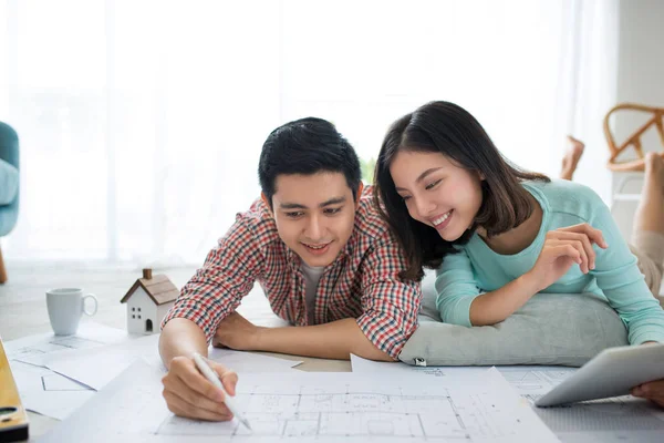 Paar kijken naar huis plannen — Stockfoto