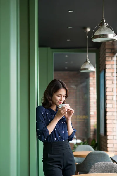 Joven mujer de negocios con taza — Foto de Stock