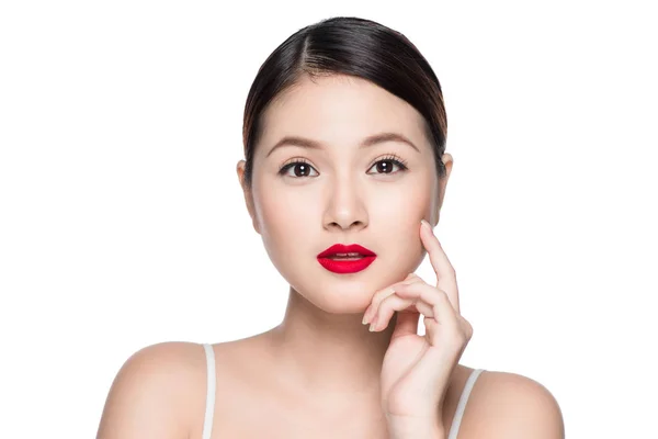 Красивая азиатская женщина с ретро макияж с красными губами изолированы на белом фоне . — стоковое фото